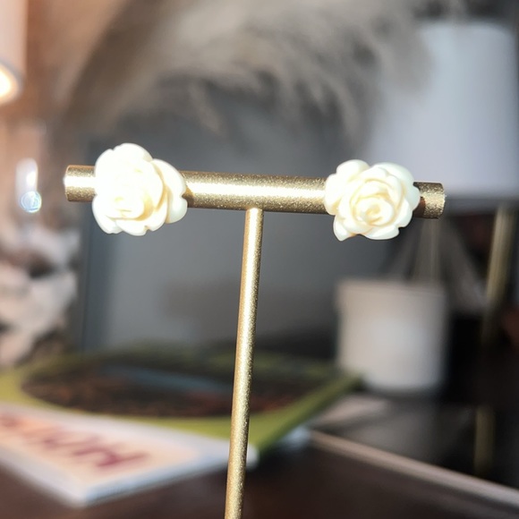Ivory rose flower stud earrings approx .5” diam womens vintage fashion jewelry - Picture 5 of 8